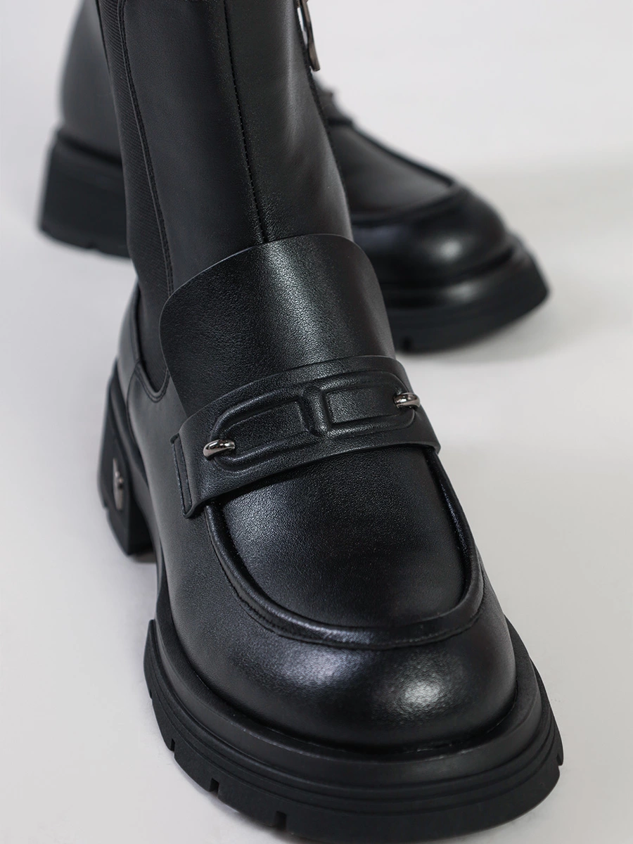 Ботинки черного цвета с декоративной перемычкой